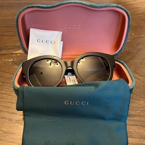 Gucci Elegant Black Sunglasses